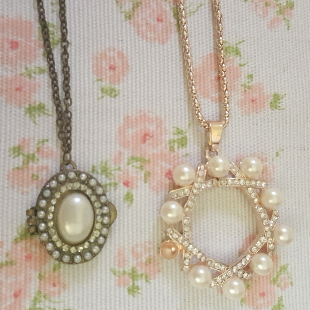 Vintage style set of necklaces with pearls.